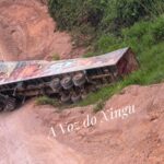 Carreta com aparelhagem de som tomba na PA-167, em Senador José Porfírio