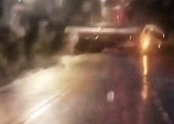 Carreta-tanque com substância oxidante tomba em ladeira da Transamazônica, em Altamira (PA)