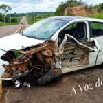 Carro fica destruído após colisão com caminhão na PA-415, em Vitória do Xingu