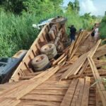 Ponte de madeira cede e caminhão com retroescavadeira cai em Medicilândia