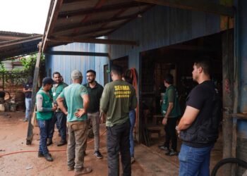 Equipe em visita aos locais levando orientações. Foto: Ascom/PMA
