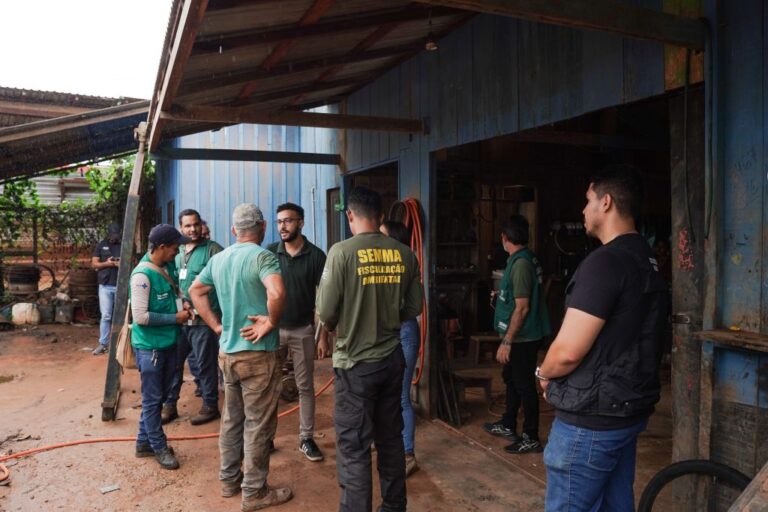 Equipe em visita aos locais levando orientações. Foto: Ascom/PMA
