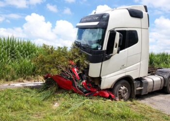 Quatro indígenas da mesma família morrem após carro ficar preso sob carreta na PA-150