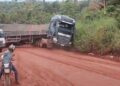 VÍDEO: Carreta tomba e interdita trecho da BR-230 no km 110 Norte, em Medicilândia