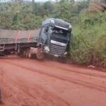VÍDEO: Carreta tomba e interdita trecho da BR-230 no km 110 Norte, em Medicilândia