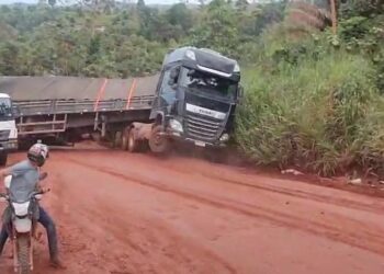 VÍDEO: Carreta tomba e interdita trecho da BR-230 no km 110 Norte, em Medicilândia