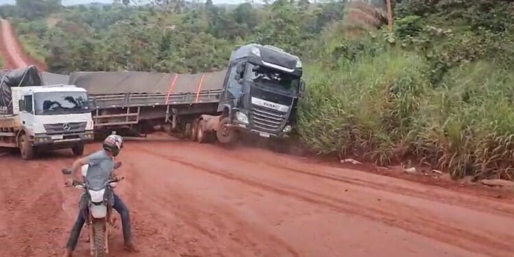 VÍDEO: Carreta tomba e interdita trecho da BR-230 no km 110 Norte, em Medicilândia