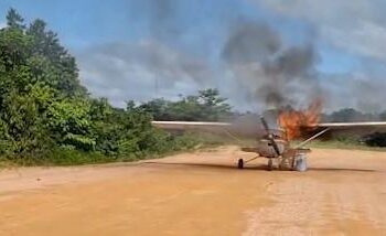 Aeronave modificada para o transporte e abastecimento do garimpo ilegal também foi destruída por equipes do Ibama e PF. (Divulgação IBAMA)