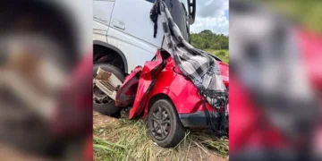 A imagem em destaque mostra os automóveis envolvidos na batida. (Foto: Reprodução | Redes sociais)