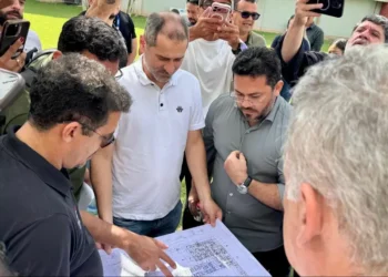 Equipe visualiza planta do espaço que será ampliado no Hospital Regional - Foto: Agência Pará / Divulgação