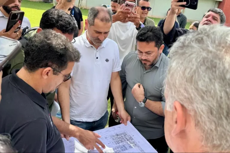 Equipe visualiza planta do espaço que será ampliado no Hospital Regional - Foto: Agência Pará / Divulgação