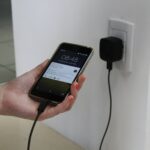 Equatorial alerta sobre os riscos de usar o celular enquanto carrega