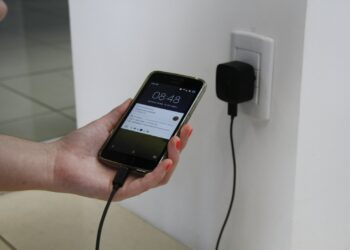 Equatorial alerta sobre os riscos de usar o celular enquanto carrega