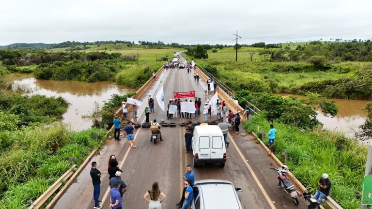 Protesto na Rodovia Transamazônica, no Pará, é contra explosão do Pedral do Lourenço. — Foto: Anna Mathis/ MAB Pará