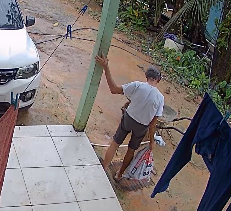 Câmera de segurança mostra idoso saindo de casa antes de desaparecer em mata no Pará. — Foto: Reprodução das Redes Sociais