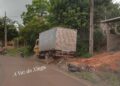 Caminhão perde controle em ladeira e destrói motocicleta em Vitória do Xingu