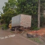 Caminhão perde controle em ladeira e destrói motocicleta em Vitória do Xingu