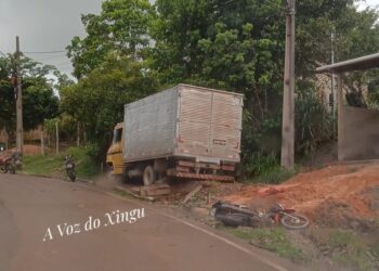 Caminhão perde controle em ladeira e destrói motocicleta em Vitória do Xingu