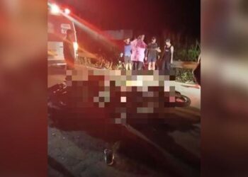 A imagem mostra duas pessoas jogadas na rodovia onde o sinistro ocorreu. (Foto: Reprodução | Redes sociais)