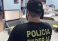 A imagem em destaque mostra um policial federal durante o cumprimento dos mandados. (Foto: Divulgação | Ascom PF