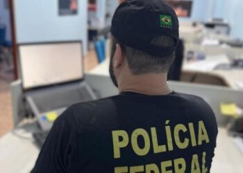 A imagem em destaque mostra um policial federal durante o cumprimento dos mandados. (Foto: Divulgação | Ascom PF