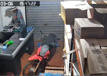 Câmera flagra suspeito furtando estabelecimento no km 140 da Transamazônica, em Uruará