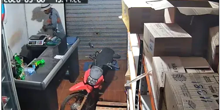 Câmera flagra suspeito furtando estabelecimento no km 140 da Transamazônica, em Uruará