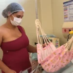 No Hospital Regional da Transamazônica, cochilo na rede virou terapia para bebês prematuros internados na UTI