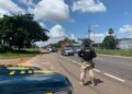 Polícia Rodoviária Federal (PRF) encerrou, nesta terça-feira (21), a Operação Tiradentes 2026, realizada com o objetivo de reforçar a fiscalização nas rodovias federais que cortam o estado do Pará durante o feriado prolongado. A ação teve foco na prevenção de sinistros de trânsito, no combate à embriaguez ao volante, ao excesso de velocidade e às ultrapassagens indevidas. Ao longo dos cinco dias de atividades, foram contabilizados 14 sinistros nas rodovias federais do estado, dos quais 4 foram de natureza grave. Ao todo, 8 pessoas ficaram feridas e 2 mortes foram confirmadas. No âmbito da segurança viária, foram fiscalizados 2.852 veículos e 3.488 pessoas. Também foram realizados 2.057 testes de alcoolemia, que resultaram em 6 pessoas detidas por dirigir sob efeito de álcool. Ao todo, 1.902 autos de infração foram confeccionados; dentre eles, destacam-se a ultrapassagem indevida, com 255 registros, e o não uso do capacete, com 151 notificações. Além disso, 139 veículos foram recolhidos por apresentarem irregularidades. No combate ao crime, a operação resultou na detenção de 29 pessoas por diferentes delitos. As equipes também recuperaram 4 veículos roubados ou furtados. Já no crime ambiental, foram apreendidos 132 m³ de madeira ilegal e 7 aves silvestres foram resgatadas. As estatísticas da Operação Tiradentes 2026 são preliminares, podendo sofrer alterações conforme o fechamento dos dados nos sistemas da PRF.