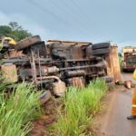 Caminhão de lixo da Prefeitura de Altamira tomba na PA-415