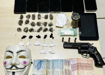 Dupla é presa com drogas, revólver e celulares durante ação policial em Uruará