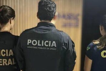 A imagem em destaque mostra os agentes durante o cumprimento dos mandados. (Foto: Divulgação | Ascom PF