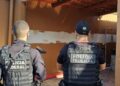A imagem em destaque mostra policiais federais em um dos locais que foram alvos dos mandados. (Foto: Divulgação | Ascom PF)
