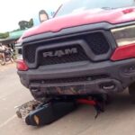 VÍDEO: Motociclista é arremessado após colisão com caminhonete no centro de Uruará (PA)