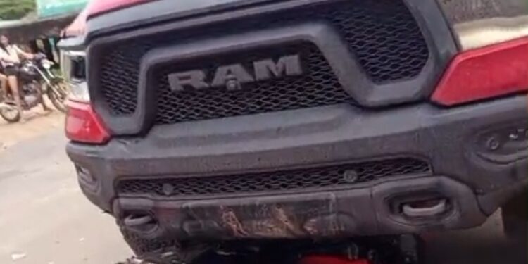 VÍDEO: Motociclista é arremessado após colisão com caminhonete no centro de Uruará (PA)