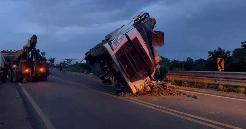 Operação de retirada da carreta ocorreu na tarde deste domingo, 26 de abril.