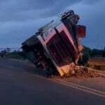 Motorista morre após carreta tombar em ribanceira na BR-230, em Vitória do Xingu