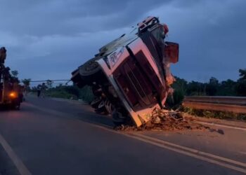 Operação de retirada da carreta ocorreu na tarde deste domingo, 26 de abril.