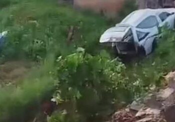 A imagem em destaque mostra o carro funerário perto da ponte. (Foto: Reprodução | Portal Tailândia)