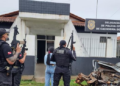 A imagem em destaque mostra policiais civis com a suspeita detida. (Foto: Divulgação | Ascom PCPA)
