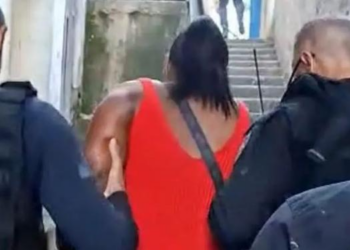 A imagem em destaque mostra policiais civis conduzindo a suspeita detida. (Foto: Divulgação | Agência Pará)