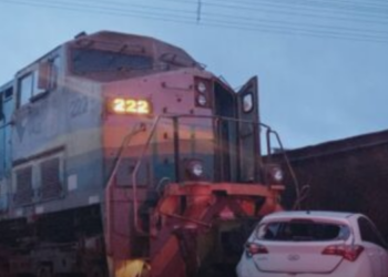 HB20 ficou preso aos trilhos da ferrovia, em área proibida para carros, e acabou atingido na lateral por trem neste sábado (11) em Parauapebas. (Reprodução Redes Sociais)