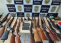 A imagem em destaque mostra as armas apreendidas pela Polícia Civil durante a ação policial. (Foto: Divulgação | Agência Pará)