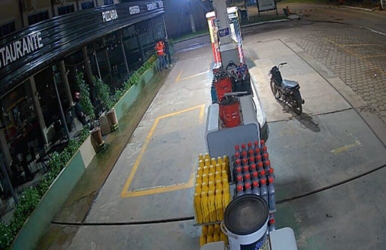 Assaltantes em moto rendem frentista com arma e assaltam posto em Tomé-Açu. — Foto: Reprodução/Redes sociais