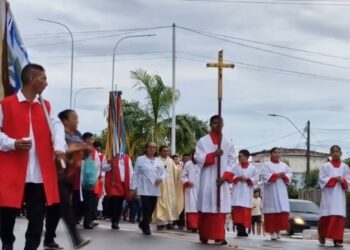 Fé e devoção: procissão reúne fiéis nas ruas de Vitória do Xingu (PA)