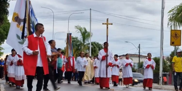Fé e devoção: procissão reúne fiéis nas ruas de Vitória do Xingu (PA)