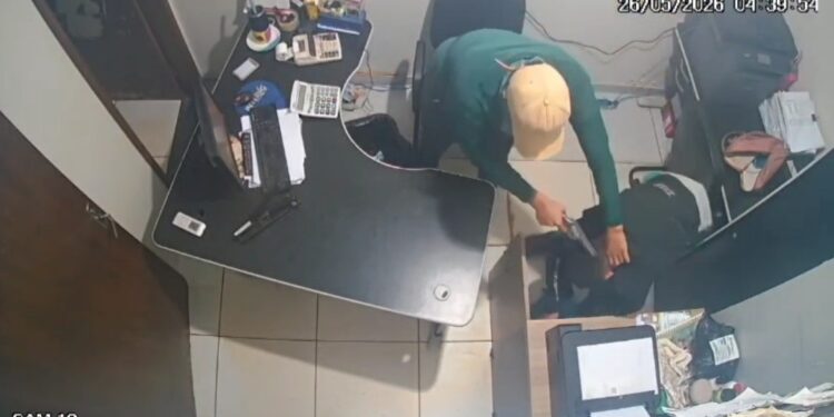 VÍDEO: Funcionário é rendido durante assalto a empresa em Brasil Novo; polícia busca identificar suspeito