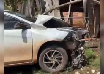 fonte A imagem em destaque mostra o estado que o carro ficou após a batida com a motocicleta. (Foto: Reprodução das Redes Sociais)