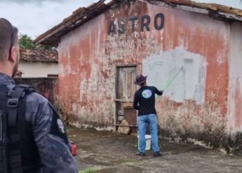 Polícia realiza ação para remover pichações ligadas a facções criminosas em muros públicos de Vitória do Xingu (PA)