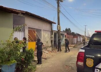 A imagem em destaque mostra os policiais durante a ação. (Foto: Divulgação | Secom)